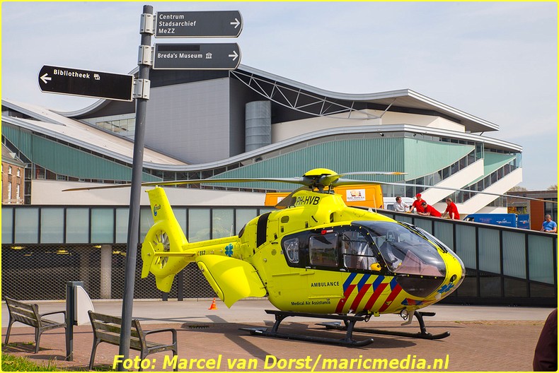 Een traumahelikopter landde achter het veld naast het casino. Foto: Marcel van Dorst - MaRicMedia