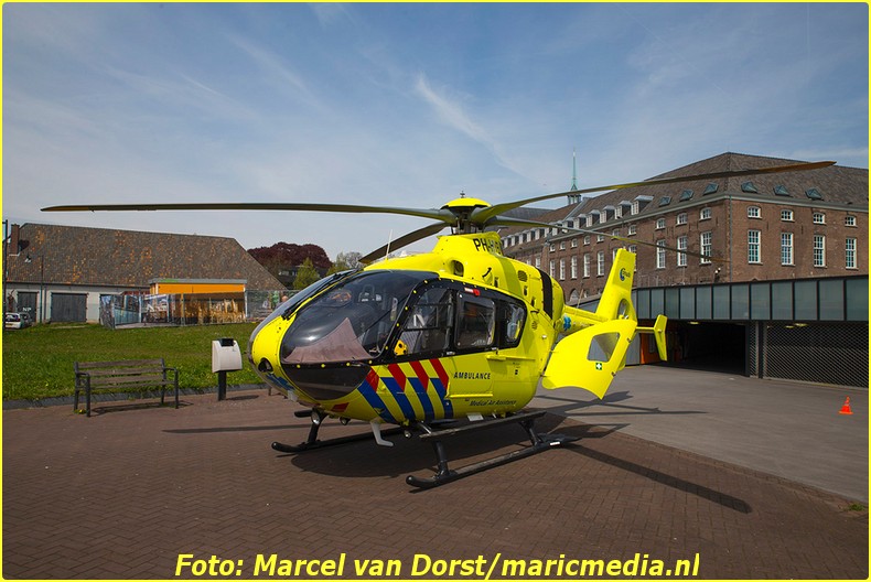 Een traumahelikopter landde achter het veld naast het casino. Foto: Marcel van Dorst - MaRicMedia