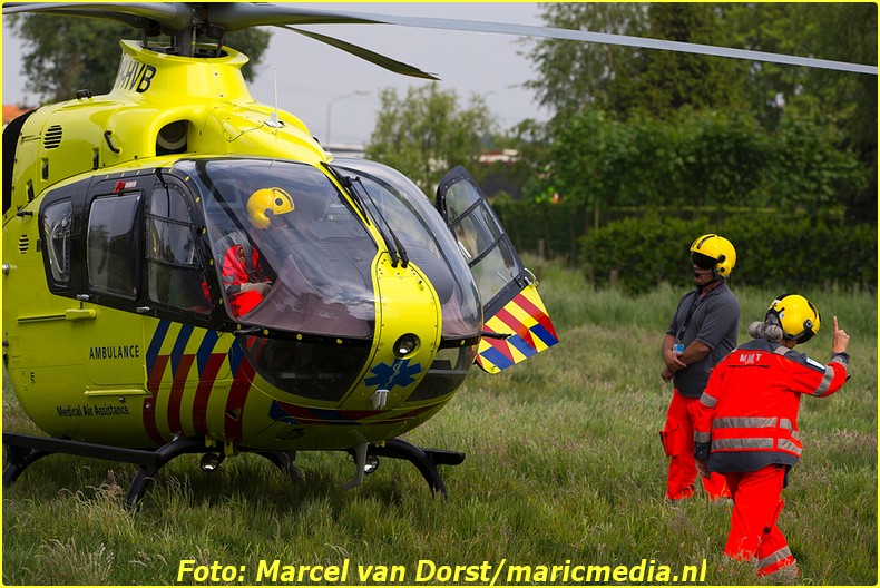 De traumahelikopter landde op een veldje aan de Ulft in Made. Foto: Marcel van Dorst - MaRicMedia
