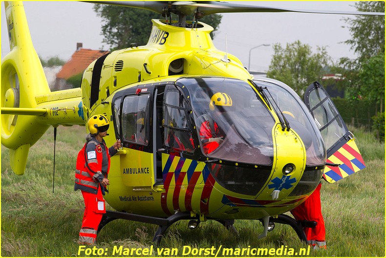 De traumahelikopter landde op een veldje aan de Ulft in Made. Foto: Marcel van Dorst - MaRicMedia