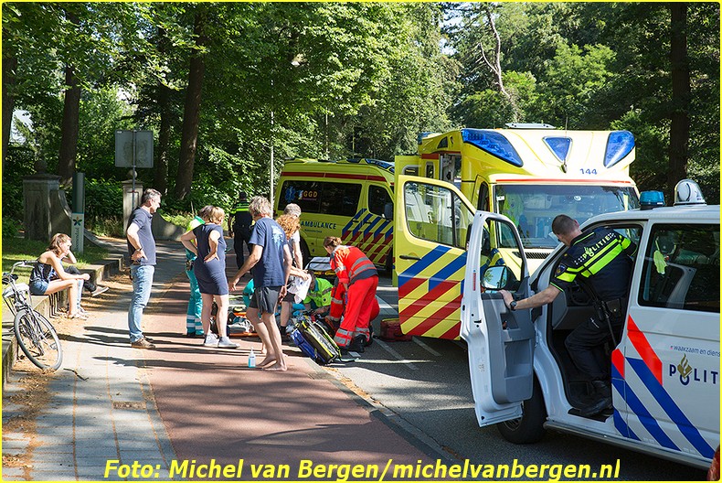 Bloemendaal – Een fietser is dinsdagochtend ernstig gewond geraakt bij een valpartij in Bloemendaal. De man kwam rond half elf lelijk ten val op de Bloemendaalseweg ter hoogte van het gemeentehuis. Omstanders boden direct eerste hulp in afwachting op de twee gealarmeerde ambulances en het traumateam uit Amsterdam. Het slachtoffer is vervolgens door ambulancepersoneel gestabiliseerd waarna hij met spoed naar het ziekenhuis is overgebracht voor verdere behandeling. De fiets van het slachtoffer is tijdelijk bij het gemeentehuis gezet. Vanwege de hulpverlening was de Bloemendaalseweg helemaal afgesloten voor verkeer. Het is nog onduidelijk waardoor de man ten val is gekomen.