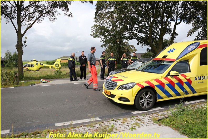 Fietser geschept en zwaargewond op Rietveld N458 Woerden 04-09-2016 Fotograaf Alex de Kuijper