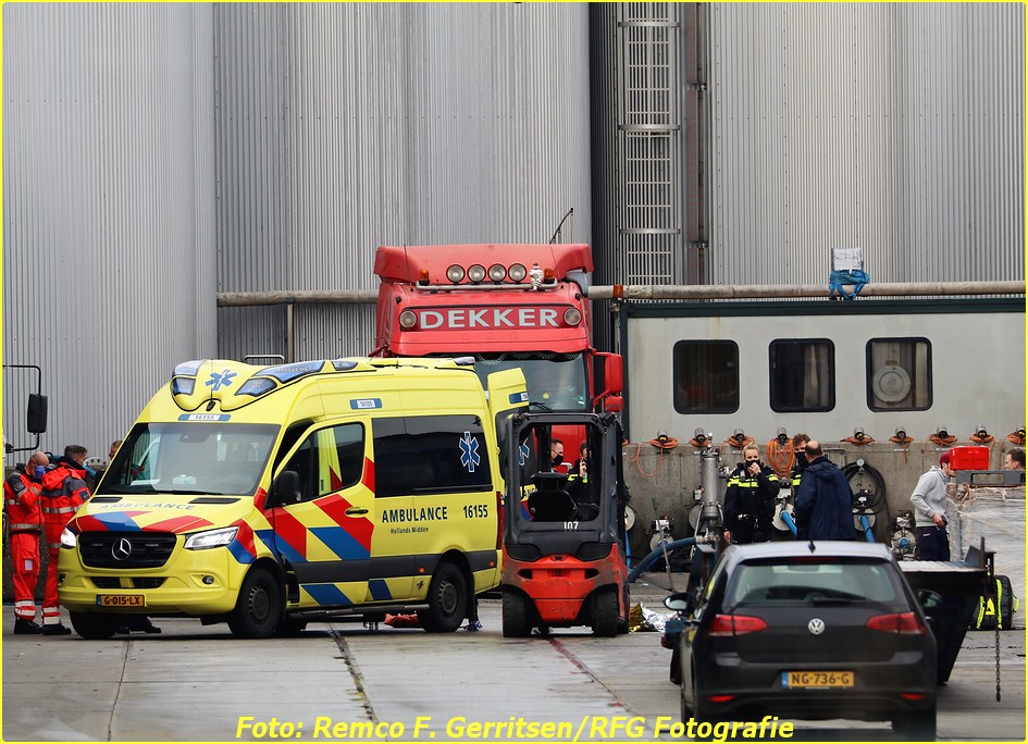 20-12-28 Prio 1 Ongeval - Ijsseldijk-West (Ouderkerk a.d. IJssel) (4)-BorderMaker