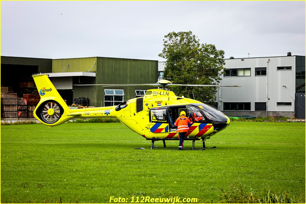 image00003 BorderMaker 2 - Traumahelikopter landt in Reeuwijk voor gevallen fietsster