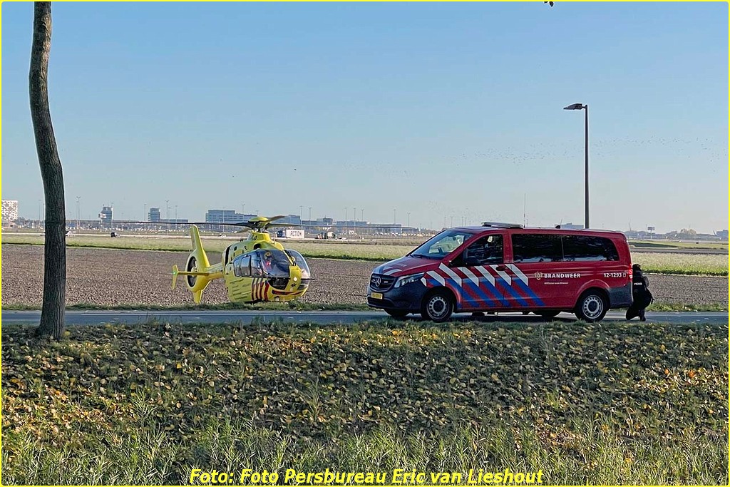 EvL Hoofdweg 24 BorderMaker - Automobilist komt in Hoofdvaart bij Lijnden terecht na botsing