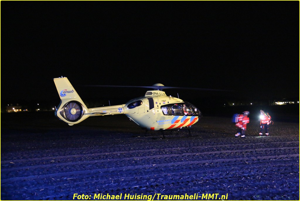 IMG 9914 BorderMaker - Auto raakt van de weg in Veendam, 4 gewonden