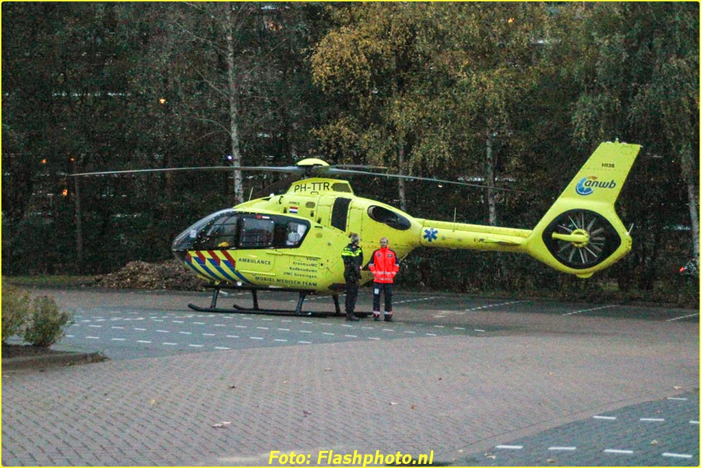 foto1 BorderMaker - Traumahelikopter landt op parkeerplaats Zwaluwen in Vlaardingen